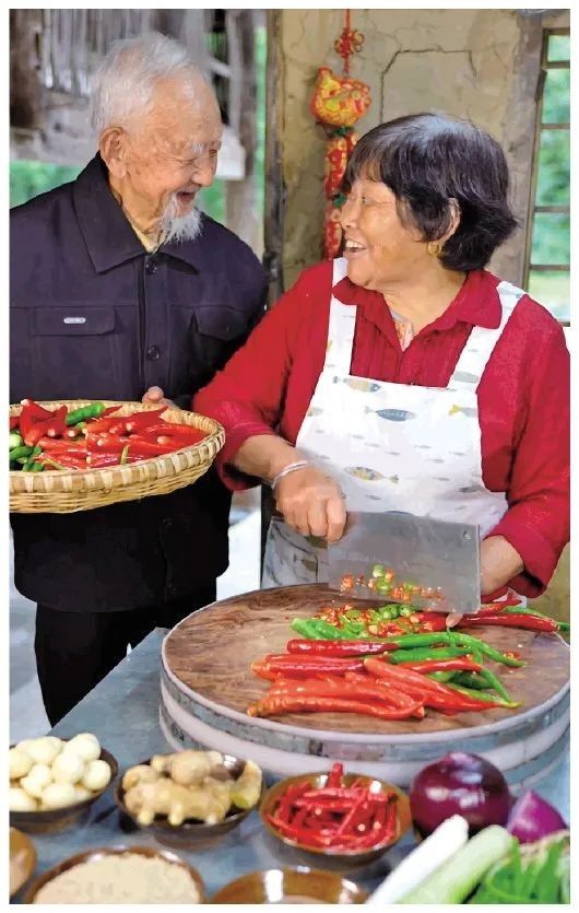 “做菜失败了也不影响你长胖”,幽默老夫妻靠做饭圈粉超1000万