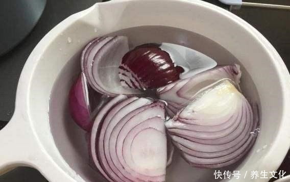 月季花被“蚜虫”包围,喷点“特效”水,来点养花肥,1个月解决!