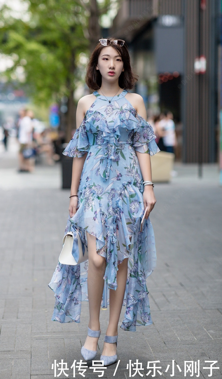 穿连衣裙的美女，搭配高跟鞋，气质优雅穿出轻盈感