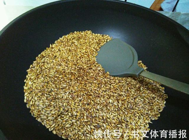 夏季野钓鲫鱼,麦粒这样用,小鱼闹窝也能钓到大板鲫