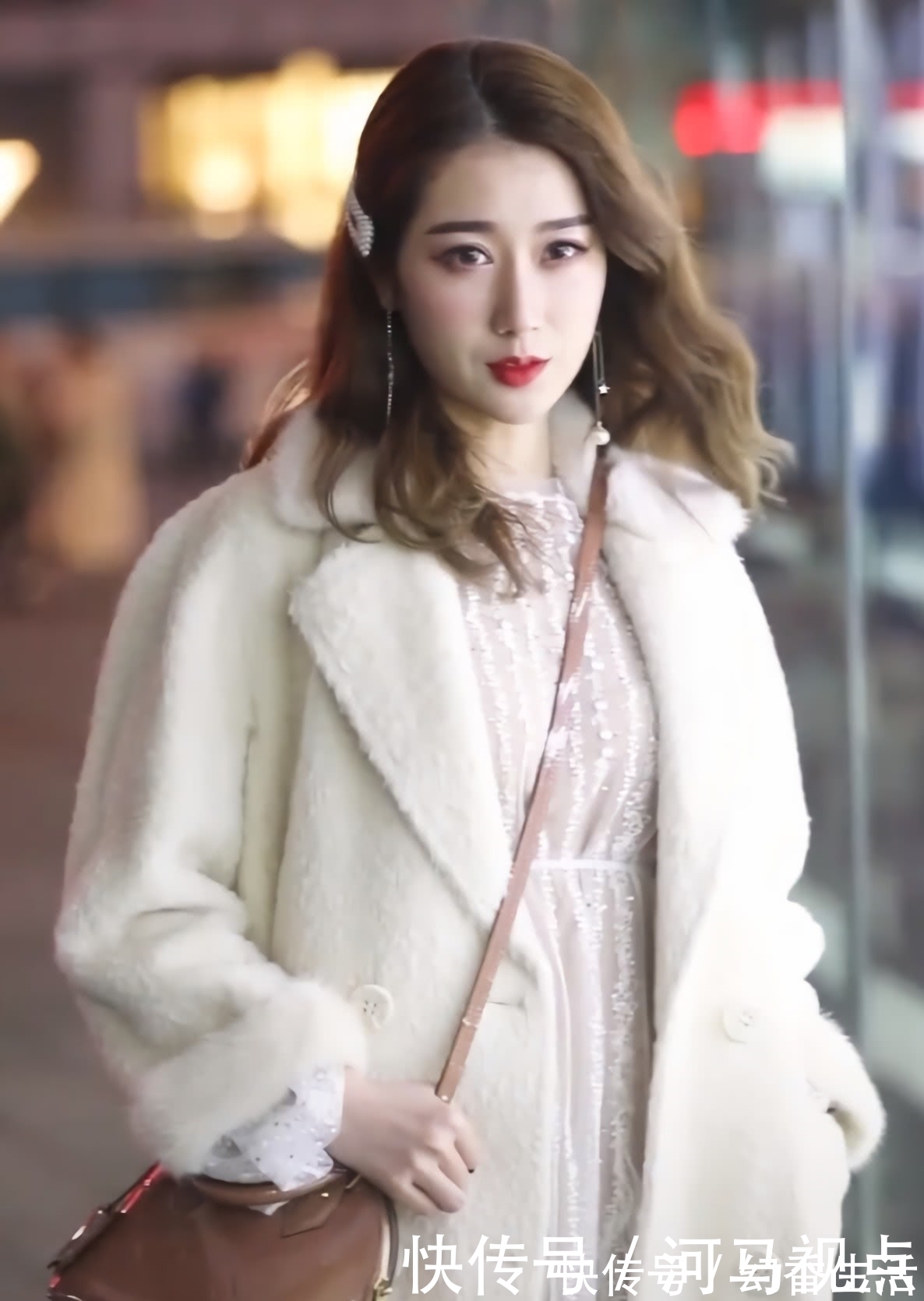 超美|刚刚还在惊叹美女的颜值，立马就被她的“水花裙”吸引了，超美！