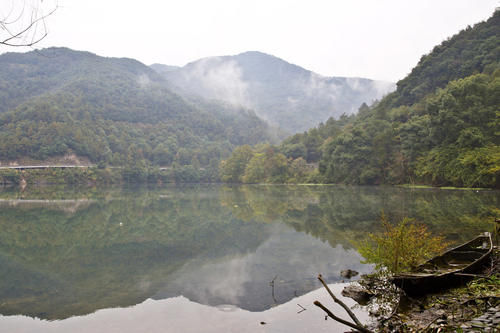 水中有山，山绕水生，水行山中，富春江一幅淡雅的水墨画卷