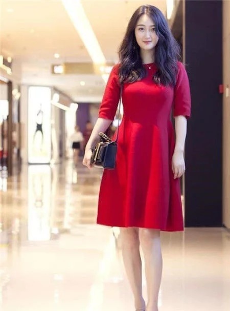 街拍：身穿碎花短裙小姐姐，气质优雅，甜美动人