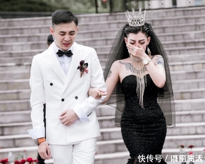 还记得爆红的“黑婚纱新娘”吗?素颜亮相商场,美到认不出来