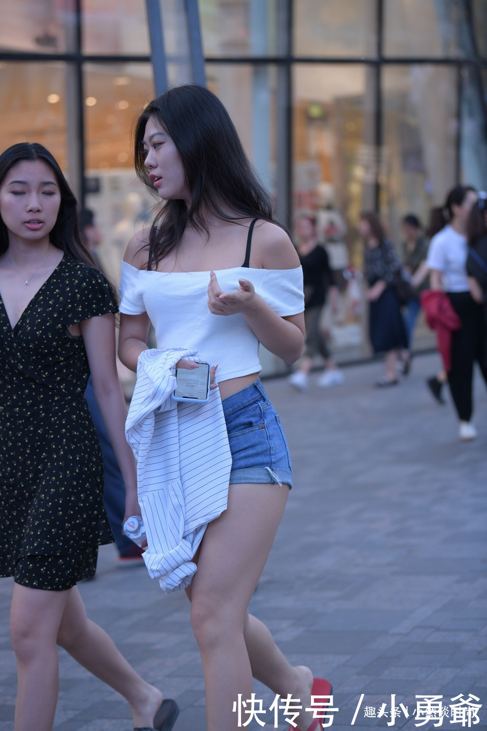 小姐姐参加粉丝聚会,白色套装清爽宜人,10厘米粉色拖拉板鞋抢眼