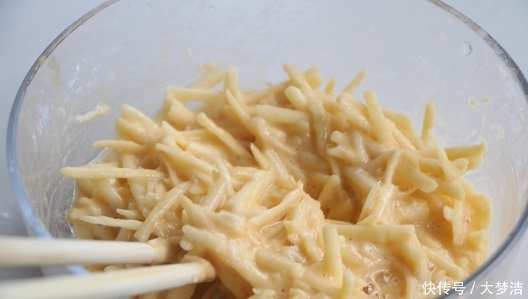 苹果加2个鸡蛋,8分钟做成早餐,又香又软,出锅馋到流口水,真香