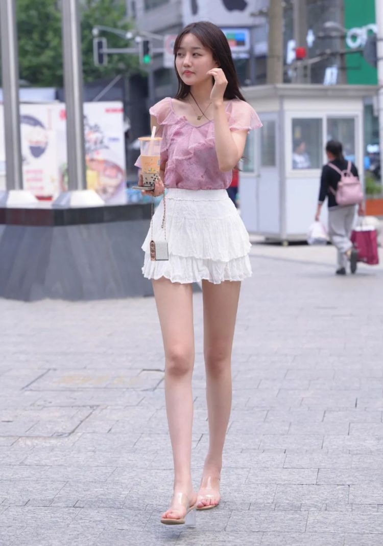 蛋糕裙 “蛋糕裙”+蕾丝衬衫,穿上美得不像话!