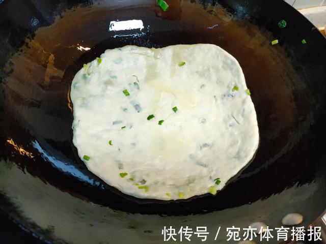 凉水|烙饼想要柔软好吃有层次,和面用开水还是凉水?其实都不正确