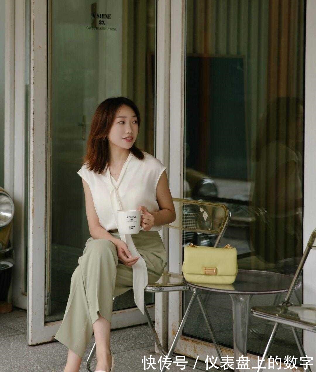 针织上衣 这才是30+女人该有的打扮针织上衣搭配牛仔喇叭裤,时髦又舒适