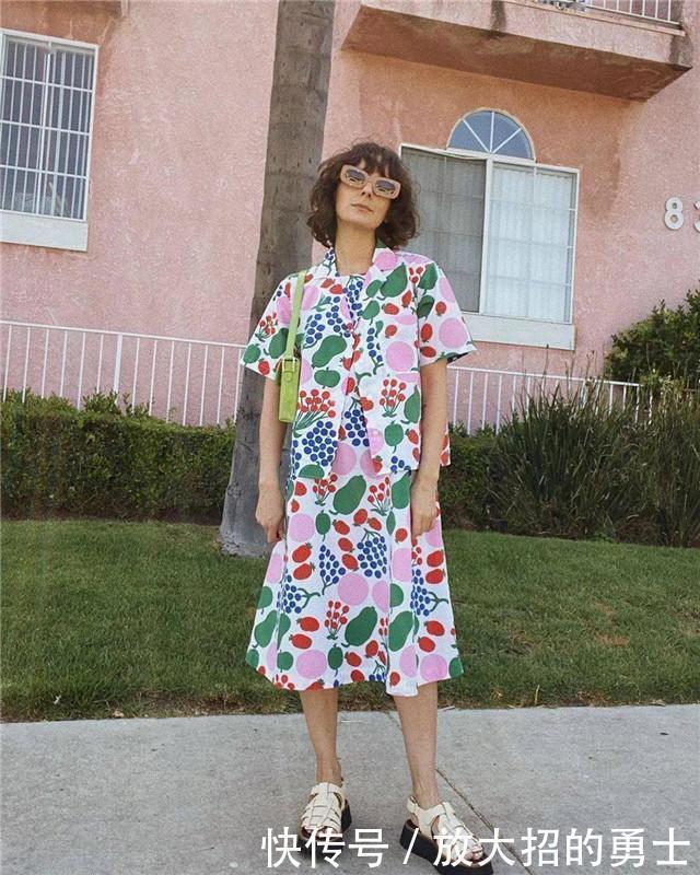 “小白鞋”已经过时了!今年流行的是“花甲鞋”,时髦显高又耐脏