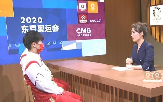 曼昱|国乒3姐妹太逗了!孙颖莎收获徽章却被陈梦抢走:曼昱梦姐都抢