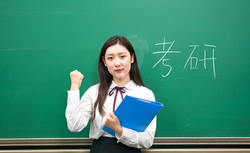 她毕业四年跨专业考研获第一，现成首位女实习舰长，撒贝宁都佩服