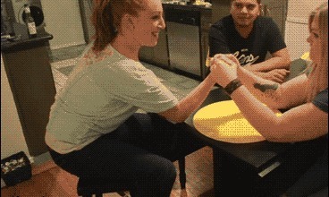 |搞笑GIF:女生千万不要穿裙子骑车 尤其是这种长裙子