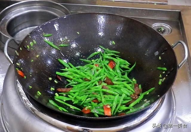 四季豆|厨师长教你饭店腊肠炒芸豆做法，满满都是小技巧，清脆可口又简单