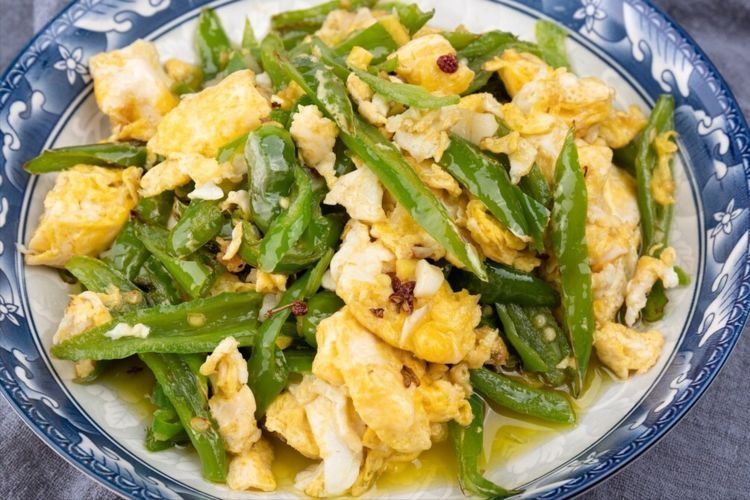 青椒炒鸡蛋，先炒青椒还是鸡蛋？用对方法，青椒脆嫩鸡蛋爽滑