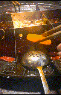 |搞笑GIF:霸气了我的姐 这辈子见过最拉风的走路姿势