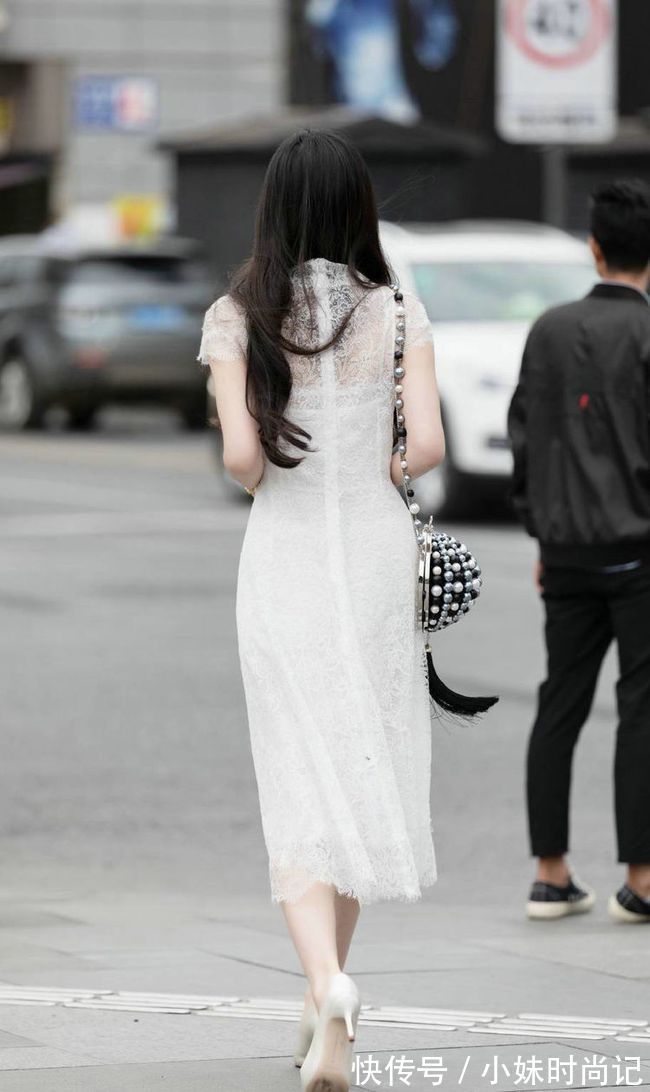 蕾丝|街拍美女:身材样貌出众的美女,白色连衣裙搭配白色高跟鞋