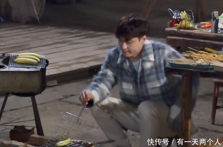 何炅老师 蘑菇屋捧场王!张艺兴烤香蕉,何炅第一个吃,烫嘴烫到说不出话