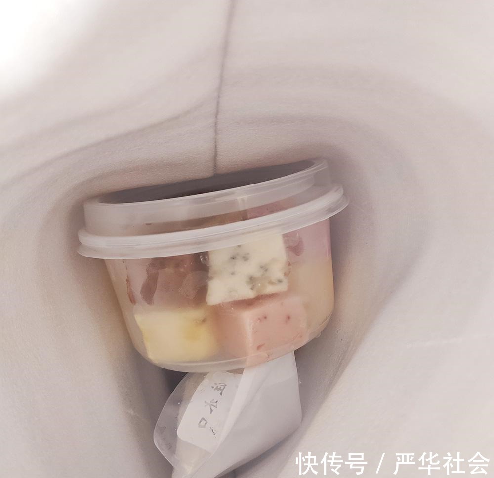 一个个口味丰富的小方块不是冰淇淋,而是清凉爽口的厚切酸奶