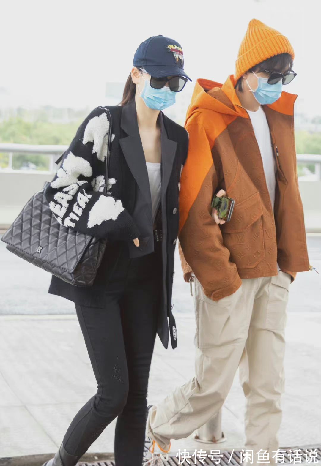 甜蜜感|戚薇两口子走机场,穿紧身裤秀漫画腿,李承铉穿近3万外套还挺潮