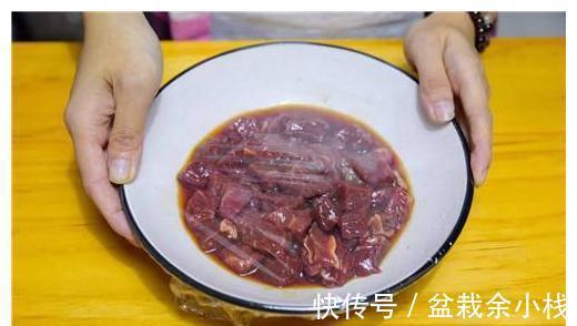 此零食，孩子隔三差五的馋，香辣入味，下酒又下饭，小白也能学会