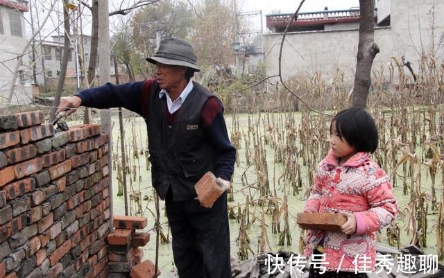 父母|妈妈下跪一小时，儿子发朋友圈炫耀：跪着的父母，怎能培养孩子？