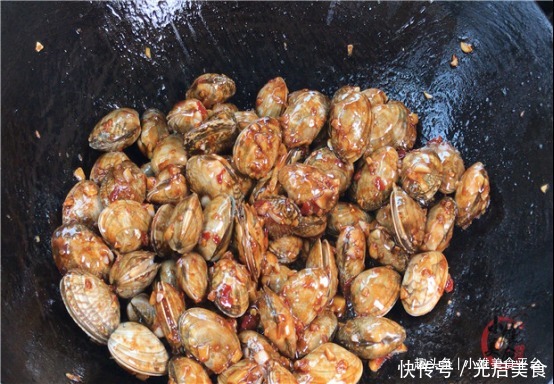 今天才知道，洗花蛤不能只加盐，老渔民用它泡一泡，花蛤狂吐沙