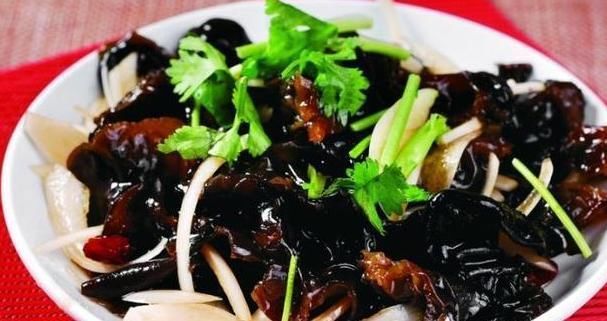 溶血栓|无论男女，黑木耳和三种食物一起吃，通血管溶血栓，使身体更健康