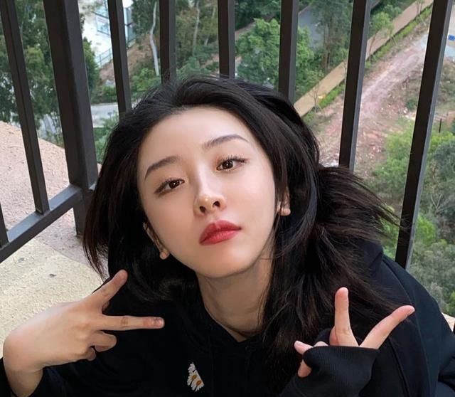 THE9成员赵小棠穿搭汇总,私服穿搭衣品吸睛,一张冷漠脸霸气十足