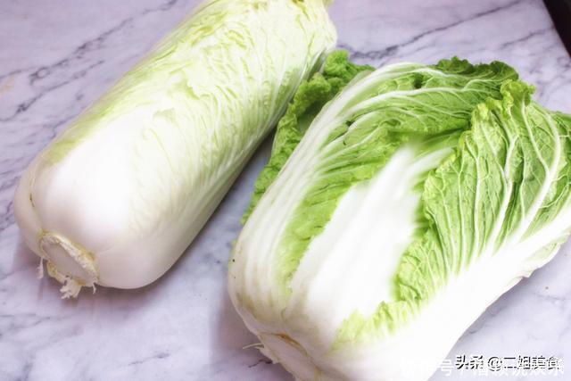 买大白菜,选白色的还是绿色的?老菜农教您3招,以后就不会买错