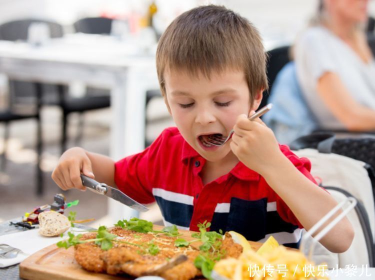 孩子|儿子一上学就喊肚子疼,父母责怪孩子骗人,知道真相后父母很自责