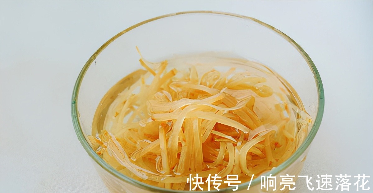 腌芥菜，只放盐不好吃，80奶奶教我3招，脆爽入味，我每年腌一缸！