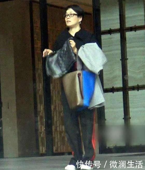 脖颈纹|毛阿敏皮肤松弛脖颈纹很明显，57岁状态真实，比刻意扮嫩漂亮！