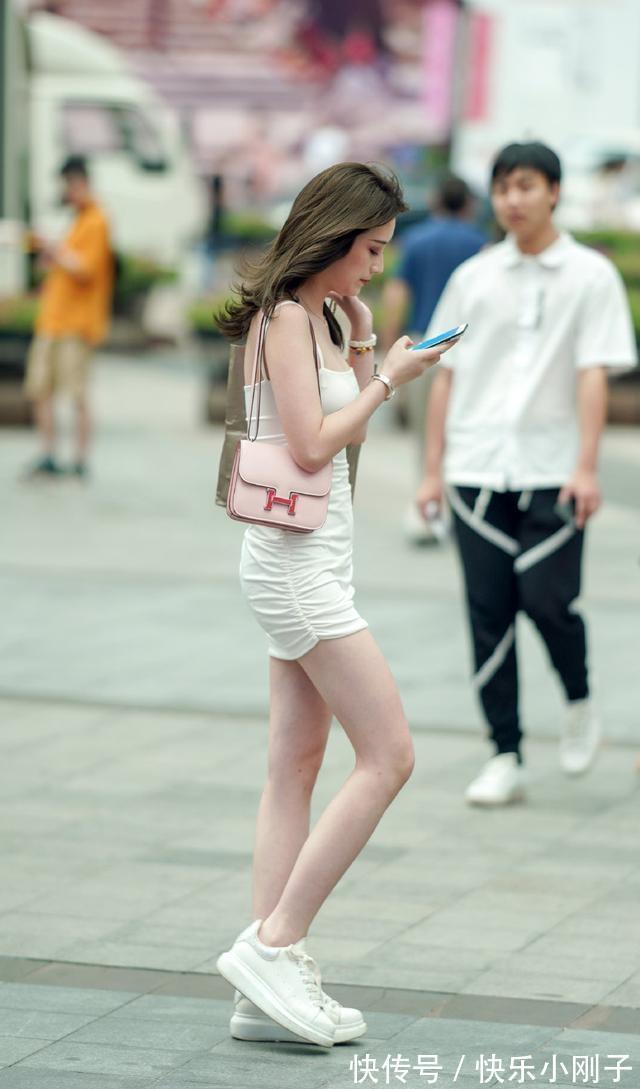 美女 柳腰花态的连衣裙美女,让着装造型远离廉价感,时尚优雅