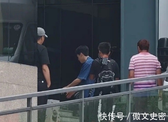 中餐廳|《中餐廳5》錄制了,龔俊現(xiàn)身機(jī)場(chǎng)帶鍋加盟,周也姚安娜你站誰