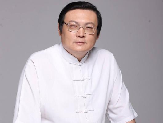 所有节目被停播,“央视名嘴”梁宏达无奈退圈,网友们却拍手叫好