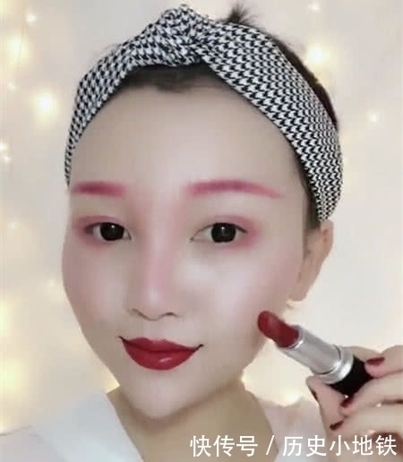 口红画 小姐姐一支口红挑战10秒化妆,当看到成品后,网友:口红是神器