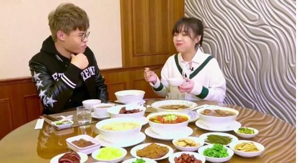 大胃王mini放“大招”,吃1万一碗的牛肉面,粉丝要破产了