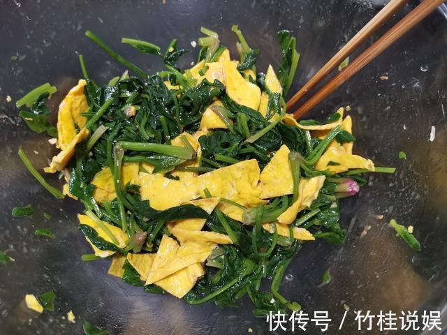 快手凉拌小菜，鸡蛋片凉拌菠菜段，颜色亮眼清爽可口