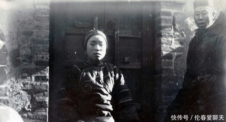 抹额|老照片:清朝女子为什么额头包“抹额”,因为发际线太高吗