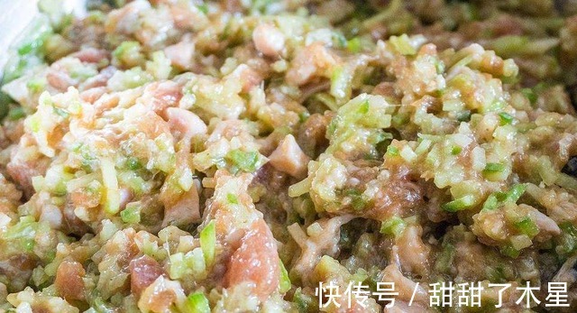 萝卜做馅时，先焯水或者用盐杀水都不对，教你一招，饺子口感特好！
