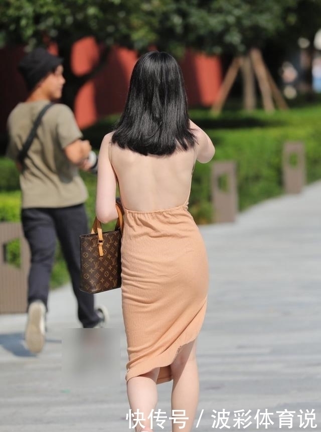 优雅|街拍秀背的连衣裙,优雅是唯一不会褪色的美