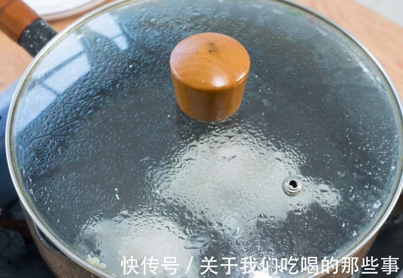 煮荷包蛋不能开水下锅，难怪散花起沫！学会4个技巧，好看又好吃