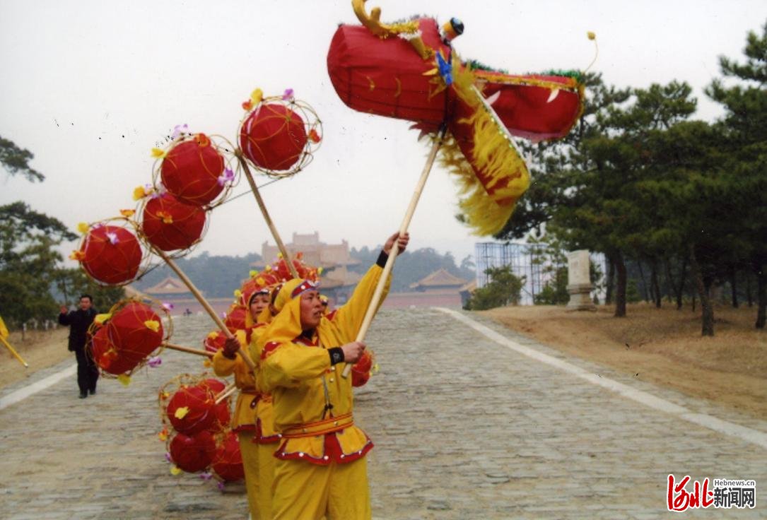 年俗|网络中国节·春节｜【年俗日历·正月初十】绣球龙灯舞出吉祥如意