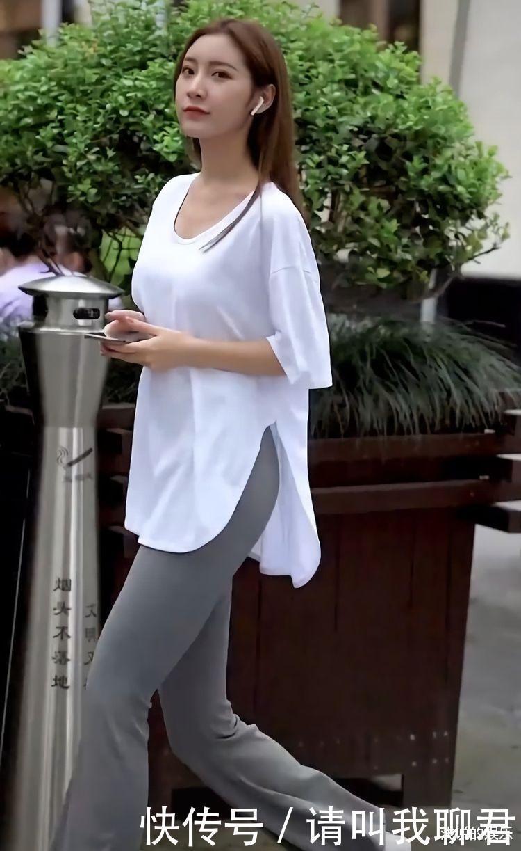 白色宽松长T恤搭配喇叭裤,时尚大气,清新感十足