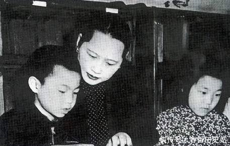 毛主席|毛主席葬礼上所有人都站着,为什么唯独有位女子坐着,她是谁?