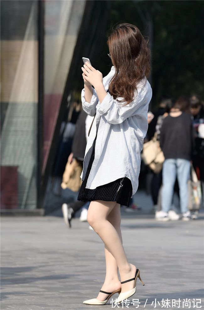 秋天|黑色的短裙,搭配竖条格的白色衬衫,脚下一双尖头细跟凉拖