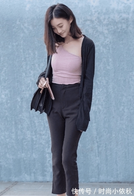 上衣 粉色围脖上衣搭配黑色休闲裤,青春减龄,展现时尚气质