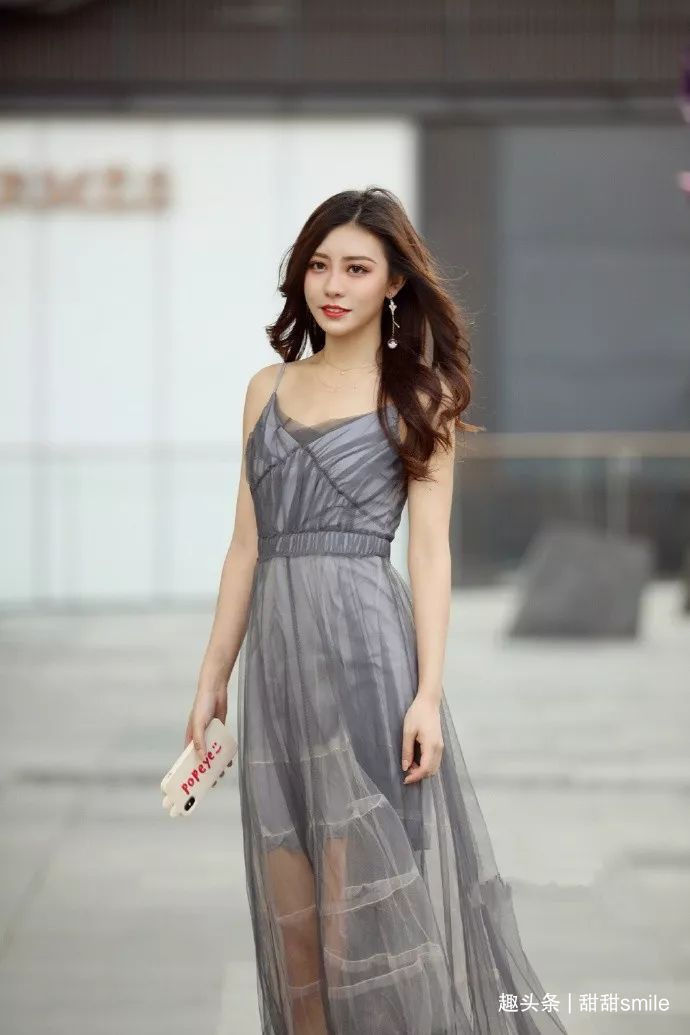 高跟鞋|美女脚上搭配黑色的高跟鞋与黑色的连衣裙相呼应,十分有气质