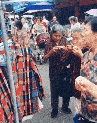 |搞笑GIF趣图:最近手头紧,看什么都像百元大钞!